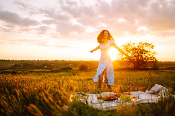 Beautiful young woman having picnic  in park. Summer picnic in nature. Healthy food. People, lifestyle, relaxation and vacations concept. - Φωτογραφία, εικόνα