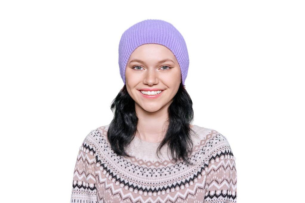 Portrait of young woman in knitted hat in woolen sweater on white isolated background. Winter season, Christmas and New Year holidays, fashion, beauty concept - Foto, Imagen