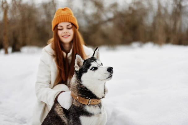 vrouw met hond outdoor games sneeuw plezier reizen frisse lucht. Hoge kwaliteit foto - Foto, afbeelding