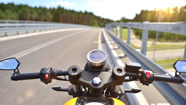Pohled přes Řídítka motocyklu - Fotografie, Obrázek