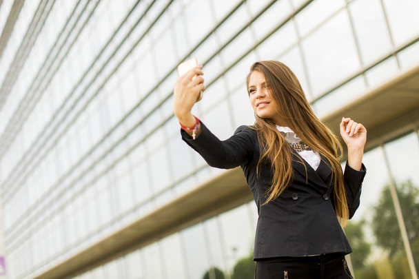 Młoda kobieta przy selfi z telefonu komórkowego - Zdjęcie, obraz
