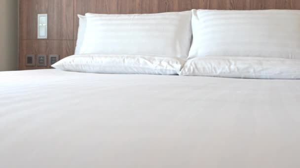 filmato di camera da letto di lusso arredata in hotel - Filmati, video