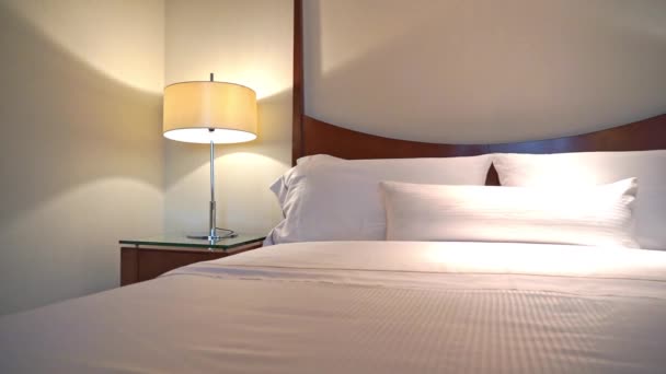 Filmaufnahmen von luxuriös eingerichteten Schlafzimmern im Hotel - Filmmaterial, Video