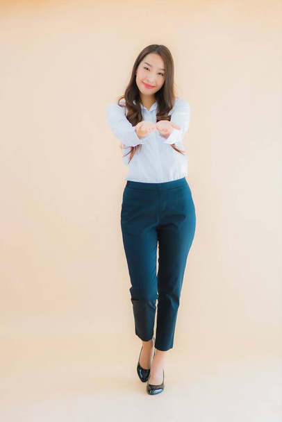 Ritratto bella giovane donna d'affari asiatica in azione su sfondo di colore isolato - Foto, immagini