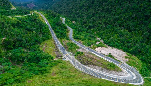 Хань Ле Пасс, видимый сверху, прекрасен и великолепен. Это самый красивый и опасный перевал, соединяющий Нячанг и Да Лат Вьетнама. - Фото, изображение