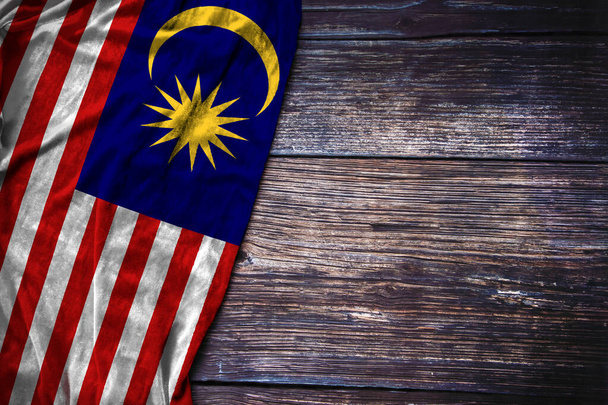 Σημαία Μαλαισίας σε ρουστίκ ξύλινο φόντο για τη Μαλαισία Εθνική Ημέρα, Ημέρα Μνήμης ή έννοια Ημέρα Εργασίας. - Φωτογραφία, εικόνα