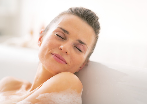 Portrait of young woman relaxing in bathtub - Fotoğraf, Görsel