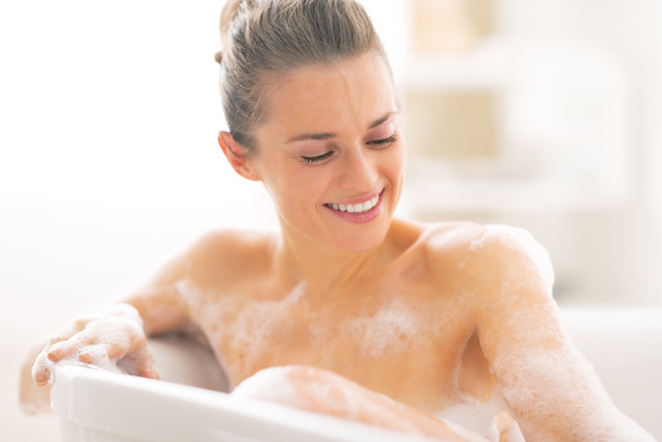 Portrait of happy young woman in bathtub - Foto, immagini