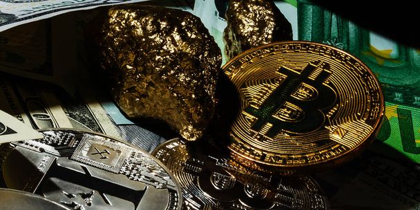Goldene Bitcoins. neues virtuelles Geld - Foto, Bild