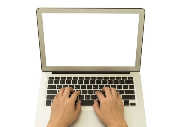 Серебристый современный ноутбук изолирован на белом фоне. Чистый экран для макета. С обрезанием пути. - Фото, изображение