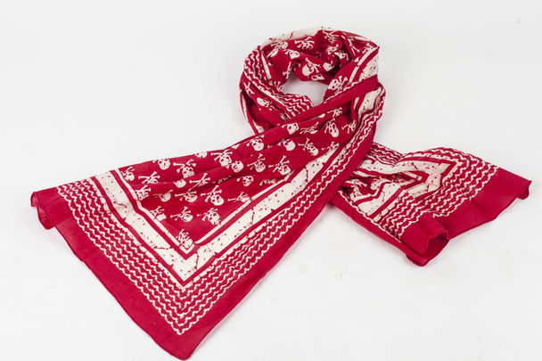 Bufanda roja sobre fondo blanco
 - Foto, imagen