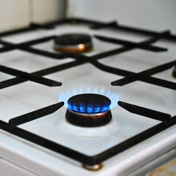Σόμπα γκαζιού για μαγείρεμα στην κουζίνα. Κρίση του φυσικού αερίου στην Ευρώπη - υψηλές τιμές ενέργειας και διακοπή της παροχής φυσικού αερίου. Ρωσικός πόλεμος στην Ουκρανία. - Φωτογραφία, εικόνα