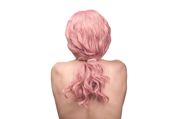 Kobieta z różowymi i kręconymi włosami. Kobieta w izolacji..  - Zdjęcie, obraz