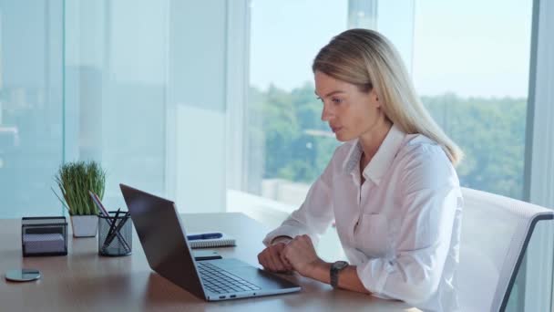Αυτοπεποίθηση εστιασμένη επιχειρηματίας γυναίκα ηγέτης σε απευθείας σύνδεση βιντεοκλήση, ακούγοντας τους εταίρους του, γνέφοντας συμφωνία εργασίας από το γραφείο. Απομακρυσμένος εργαζόμενος σε φορητό υπολογιστή συνέδριο επικοινωνίας web view - Πλάνα, βίντεο
