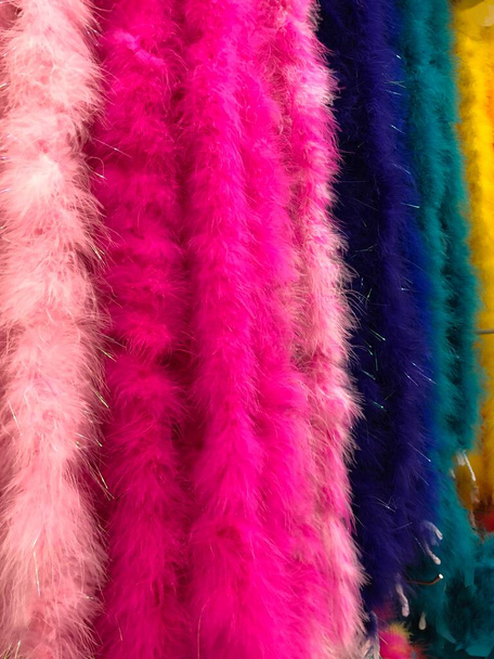Piel falsa de colores utilizados como colas en fiestas de disfraces - Foto, imagen