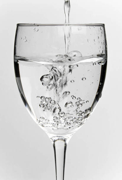 water pouring into glass - Zdjęcie, obraz