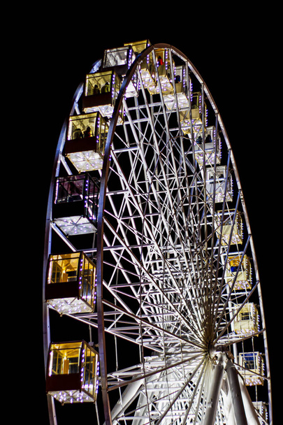 ferris wheel at night in the city - Фото, зображення