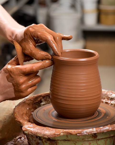 hands of a potter, creating an earthen jar - Foto, Imagem