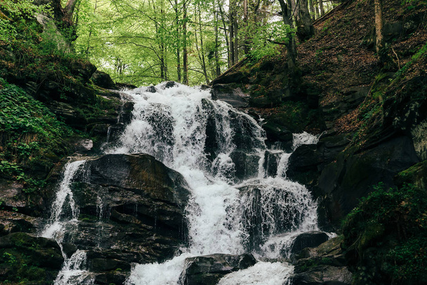 Закрыть холодный свежий водопад. Водопад Шипит, каскад в Пилипетах в лесу. Карпаты, Украина. - Фото, изображение
