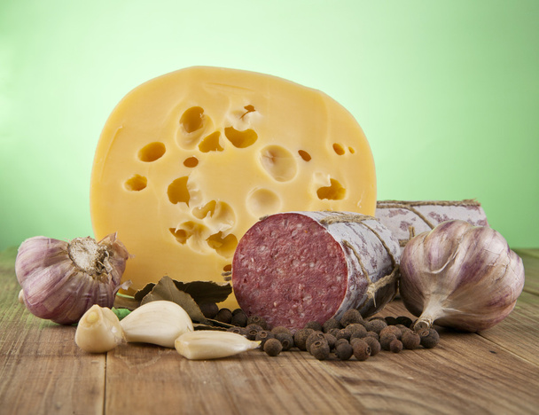 Salame, fokhagyma és a sajt - Fotó, kép