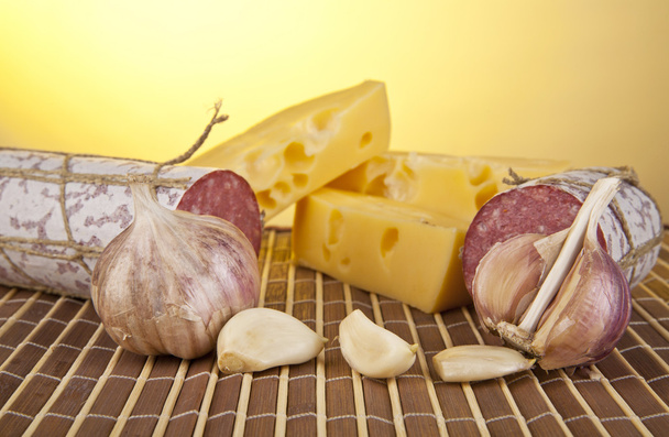 Salame, alho e queijo
 - Foto, Imagem
