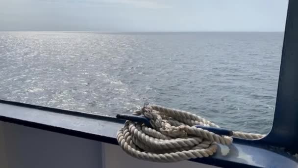 Spoel van dik wit touw aan boord van het schip, close up - Video