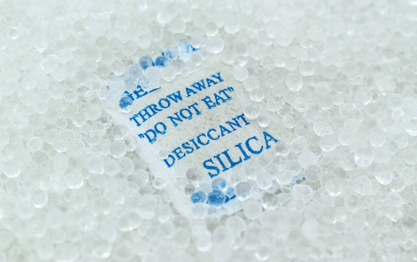Sachet of new silica gel crystals. It is a desiccant. It adsorbs and holds water vapor. - Fotografie, Obrázek