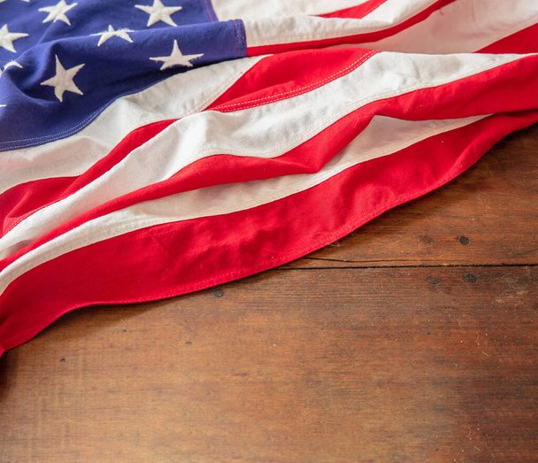 Флаг США на дереве, вид сверху. Американская вывеска на деревянном столе, копировальное место. Шаблон празднования национального праздника США, - Фото, изображение