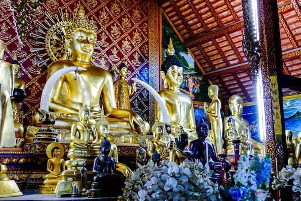 Posągi buddyjskie w świątyni Tajlandii - Zdjęcie, obraz