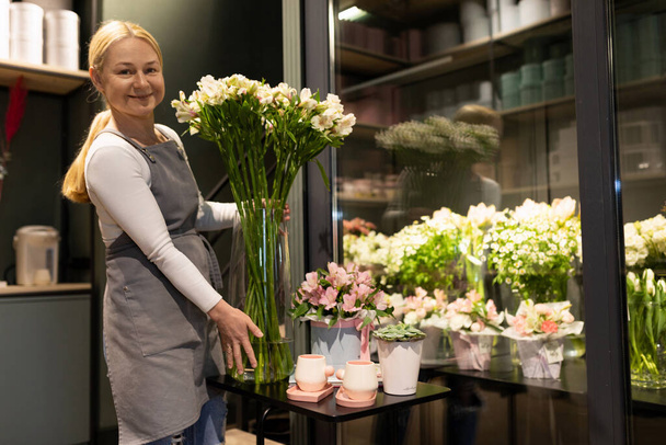 A florista faz uma geladeira para você com flores reais. - Foto, Imagem