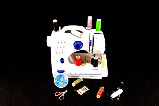 швейна машина з голкою і нитками
 - Фото, зображення