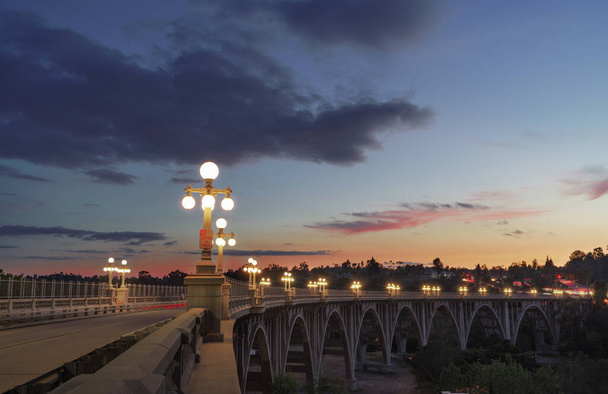 The Colorado Street Bridge in Pasadena shown at dusk. - Foto, Imagem