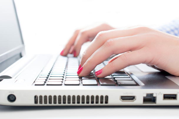 Frauenhände auf Laptop-Tastatur - Foto, Bild