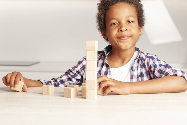 Petit garçon afro-américain souriant jouant à la maison - Photo, image