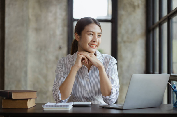 Portrait of a young beautiful Asian woman in a office room, concept image of Asian business woman, modern female executive, startup business woman, business leader woman. - Foto, Bild