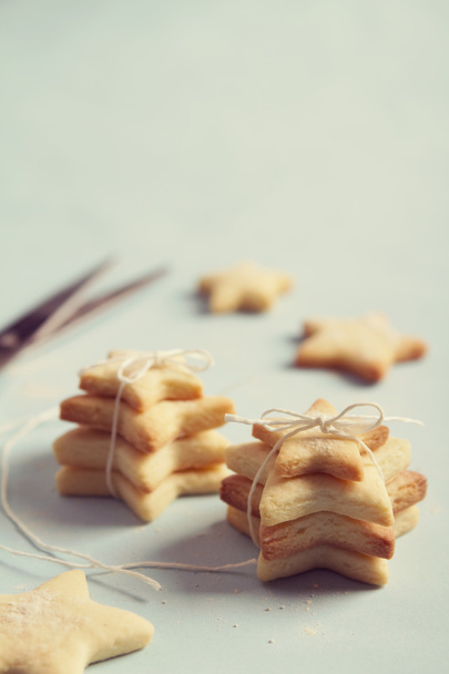 Αστέρι διαμορφωμένα μπισκότα Μπισκότα τυλιγμένη με κορδόνι για ΧΡ - Φωτογραφία, εικόνα