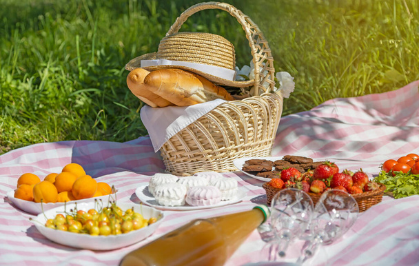 Пикник в парке в летний солнечный день - Фото, изображение