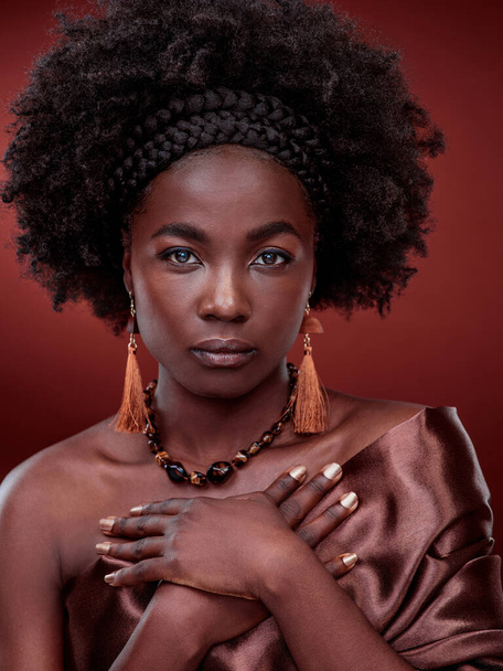 Африканська краса уособлена. Портрет прекрасної молодої жінки на червоному фоні. - Фото, зображення