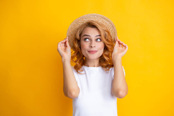 Excited amazed woman in straw hat isolated on yellow studio background - Photo, Image