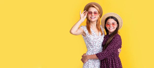 Mother and daughter kid banner, copy space, isolated background. mother and daughter smile in straw hat on yellow background - Fotoğraf, Görsel