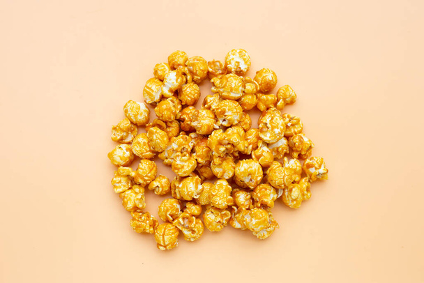 Honey caramel popcorn. Delicious snack - Fotoğraf, Görsel