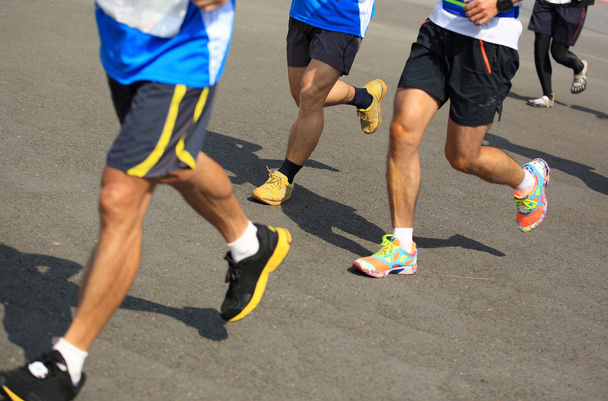 マラソン選手の足が市の道路上で実行 - 写真・画像