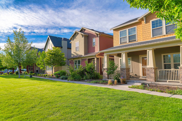Quiet neighborhood with large houses at Daybreak, Utah. Facade of houses with traditional designs with gable porches and sidings made of wood and shingle materials. - 写真・画像