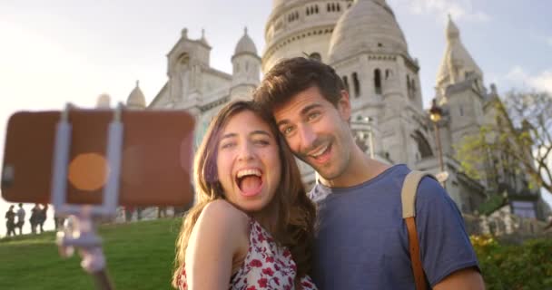 Ταξιδεύοντας ζευγάρι λαμβάνοντας αγάπη selfie στο εξωτερικό διασκεδάζοντας σε τουριστικά αξιοθέατα. Στην αγάπη, χαμογελαστοί και ρομαντικοί σύντροφοι δημοσιεύουν ταξιδιωτικές φωτογραφίες στις διακοπές. Ευτυχισμένοι τουρίστες σε διακοπές απολαμβάνοντας το ταξίδι τους. - Πλάνα, βίντεο