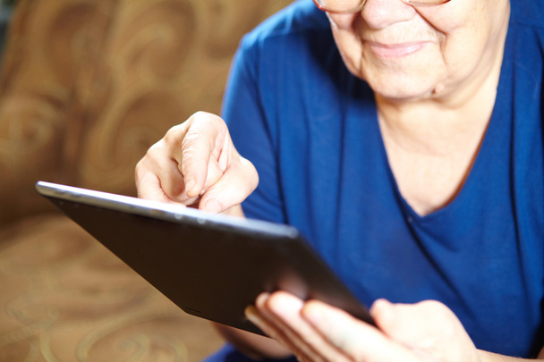 пожилая женщина с планшетным компьютером
 - Фото, изображение