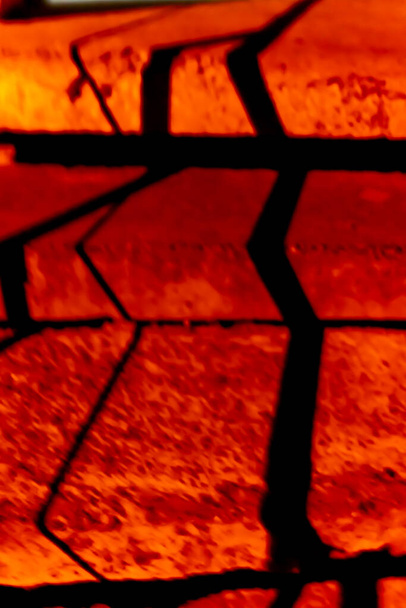 Крупним планом кілька бетонних сходинок, освітлених червоним нічним світлом. Розмитий страшний фон
. - Фото, зображення