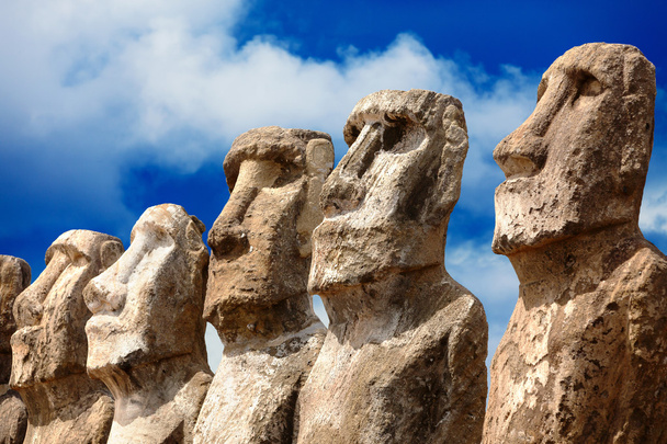 Fünf Moai-Köpfe bei strahlendem Sonnenschein auf Osterinsel - Foto, Bild