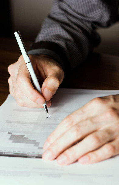 close up of businessman signing contract with a pen, closeup - Foto, imagen