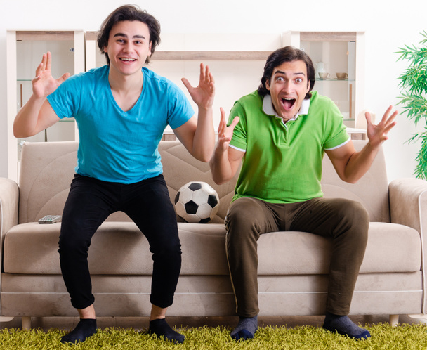 Les amis regardant le football à la maison
 - Photo, image
