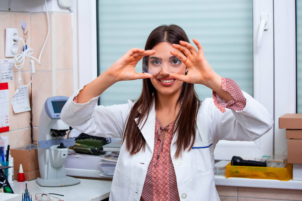 Concepto de salud, medicina y visión.Instrumento oftalmológico profesional en consultorio clínico y óptica
 - Foto, imagen